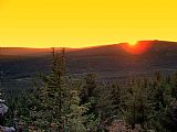 Okamžik západu slunce nad Jizerou, pozorovaný ze skal na Černém vrchu.