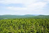 Výhledy z vrcholové skály Holubníku směrem na Smědavskou horu a Jizeru. Za nimi na horizontu již "vykukují" Krkonoše