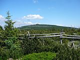 Jizera z nejvyššího místa cesty procházející po západním okraji vrcholové plošiny tisícovky Na kneipě.