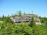 Skalka poblíž geodetického bodu na Milíři dosahuje výšky 1002,1 m, ale přesto není nejvyšším místem vrcholu.