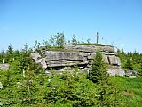 Skalka poblíž geodetického bodu na Milíři dosahuje výšky 1002,1 m, ale přesto není nejvyšším místem vrcholu.