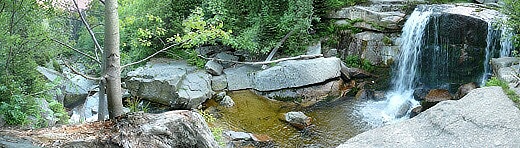 Vodopády na říčce Jedlová v hluboce zaříznutém údolí JZ od Milíře.
