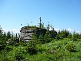 Skalka poblíž geodetického bodu na Milíři dosahuje výšky 1002,1 m, ale přesto není nejvyšším místem vrcholu.