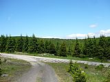 Tisícovka Na kneipě a "Horská stanice Knajpa" od J z návrší Čihadlo (966 m).