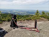 V rámci přechodu republiky po trase VIA CZECHIA - kterážto vede (mimo jiné) moc pěknými cestami napříč našimi hraničními pohoří - mé (i psí) kroky zavítaly opět do krásných "Jizerek" včetně několika tisícovek ležících na této trase. Skalnatý vrchol Ptačí 