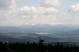 Pohled z vrcholu Smrku na vzdálené Krkonoše. Zleva vyniká masiv Vysokého kola a Violíku, dále Luboch, Zlaté návrší, Kotel, Lysá hora a Plešivec.