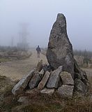 Körnerův pomník na vrcholu Smrku. V mlze je částečně viditelná rozhledna.