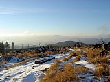 Pohled na Troják ze sedla mezi Vozkou a Polomem, z mraků vykukuje vrchol Kálického Sněžníku.