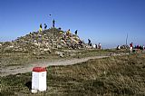 Kamenná pyramida v místě zřícené rozhledny na vrcholu Králického Sněžníku.