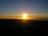 Východ Slunce na Králickém Sněžníku, vpravo Keprnická hornatina (IVC-7A) v Hrubém Jeseníku.