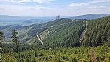 Spočinek Sviní hory s chatou Slaměnka, Nebeským mostem (Sky bridge), Stezkou v oblacích (Sky walk) a dobře patrnými sjezdovými tratěmi pro horská kola.