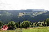 Pohled z horní části Hnědého vrchu, úbočí Liščí hory, od hotelu Energetik, na Slatinnou stráň a Černou horu.