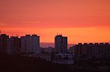 Černá hora ze vzdáleného pražského Jižního Města při červnovém východu slunce.