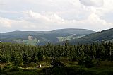 Pohled ze Železné stezky nad Richterovými boudami, ze sedla mezi Lesní horou a Luční horou, na Černou horu a Světlou.