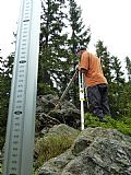 Geodetické měření skály ležící jižně od skály s vyhlídkou a geodetickým bodem. Právě na této skále je nejvyšší místo Černé skály.