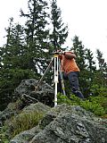 Geodetické měření skály ležící jižně od skály s vyhlídkou a geodetickým bodem. Právě na této skále je nejvyšší místo Černé skály.