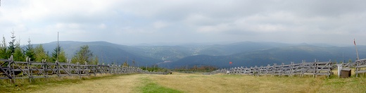 Pohled z vrcholové partie Čertovy hory přes Harrachov na Jizerské hory, vpravo v popředí Mrtvý vrch.