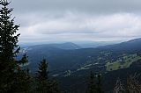Čertova hora a v pozadí Jizerské hory z Vlčího hřebene - S vrcholu.