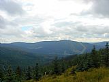 Pohled z úbočí Mrtvého vrchu na Čertovu horu se skokanskými můstky, Janovu skálu - SZ vrchol a Janovu skálu, zcela vlevo Studená (989 m).