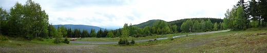 Výhled od rozhledové panoramatické tabule u rozcestí Cestník v sedle pod Lysečinskou horou: Vlevo Rýchory (Mravenčí vrch, Kutná, Dvorský les), uprostřed Dlouhý hřeben a vpravo Dlouhý hřeben - S vrchol.