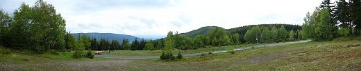 Výhled od rozhledové panoramatické tabule u rozcestí Cestník v sedle pod Lysečinskou horou: Vlevo Rýchory (Mravenčí vrch, Kutná, Dvorský les), uprostřed Dlouhý hřeben a vpravo Dlouhý hřeben - S vrchol.