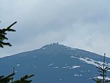 Výhled z Dlouhého hřebene na Sněžku (přiblíženo). U polské meteorologické stanice je zřetelná změna charakteristické siluety budovy po demontáži vrchního "talíře".