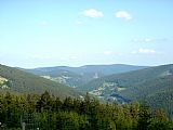 Pohled z jižního úbočí Lesní hory přes Velkou Úpu - na horizontu zleva Mravenčí vrch a Rýchory / Kutná, Kutná - J vrchol a Dvorský les.