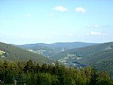 Pohled z jižního úbočí Lesní hory přes Velkou Úpu - na horizontu zleva Mravenčí vrch a Rýchory / Kutná, Kutná - J vrchol a Dvorský les.