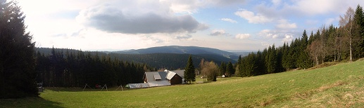 Panorama z úbočí Lysečninské hory - Horních Lysečin. Na obzoru dominují Rýchory - Mravenčí vrch, Dvorský les a Kutná, ostatní vrcholy nejsou tisícovky.