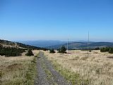 Výhled ze sedla mezi Kotlem a Harrachovými kameny k Z na panorama Jizerských hor, Kamenec a Luboch.