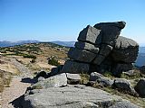 Výhled z Harrachových kamenů k JV na Vrbatovo návrší a Zlaté návrší. Na obzoru Sněžka, Studniční hora, Luční hora, Zadní Planina a Liščí hora.