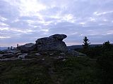 Večerní pohled na vrcholovou skálu Harrachových kamenů.