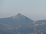 Z rozcestí Sedlo Lysé hory mezi Lysou horou a Kotlem je mezi Lubochem a Violíkem vidět polský vrchol Szrenica (1361 m), na němž byla postavena v roce 1922 horská bouda. Poblíž se nachází Vosecká bouda, která je údajně bez elektrické přípojky a proud dodáv