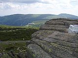 Pohled z Violíku na Zlaté návrší, Vrbatovo návrší, Harrachovy kameny a Kotel. V popředí Labská bouda.