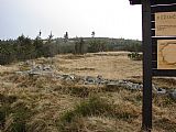 Pohled na Růženčinu zahrádku obehnanou kamenným valem.V pozadí vrchol Kotle.