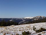 Výhled od Růžohorek na Liščí hřeben (Liščí hora je více vlevo a na snímku vidět není), Zadní Planinu, Luční horu a Studniční horu.