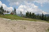 Od konečné stanice sedačkové lanovky na Hnědý vrch na úbočí Liščí hory je dobře vidět na Studniční horu, Sněžku a Růžovou horu.