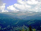 Luční hora přes Klínové boudy, vlevo se "krčí" Stoh, vpravo na obzoru Zadní Planina a Studniční hora, pod ní Světlý vrch. V popředí devítistovka Herlíkovický Žalý.