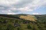 Zadní Planina s Klínovými boudami již z úbočí Stohu od západu, vlevo Luční hora.