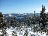 Výhled ze Šmídovy vyhlídky pod Zlatým návrším na Stříbrný hřbet, Čertovo návrší, Sněžku, Luční horu a blíže pak i Medvědín, Železný vrch, Kozí hřbety a Kozí hřbety - V vrchol.