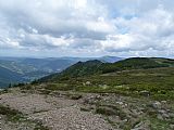 Spočinek Krakonoš a Kozí hřbety z červené turistické trasy.