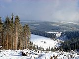 Lysečinská hora z Vřesového vrchu na prvních snímcích nastávající zimy. Dobře je patrna cesta orkánu Kyril z ledna tohoto roku.