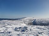 Pohled z Malého Šišáku na Stříbrný hřbet, na horizontu Sněžka.