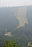 Výhled z Mechovince na sjezdovku z Medvědína. Dole u vysílače Hornomísečská skála.