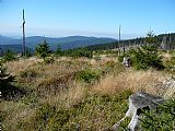 Výhled z Medvědína na Kozlí hřbet (zcela vlevo vpředu) a Vlčí hřeben (na horizontu), tj. Preislerův kopec, Vlčí hřeben - J vrchol, Vlčí hřeben a Vlčí hřeben - S vrchol.
