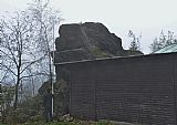 Hornomísečská skála od východu a pětimetrová geodetická lať.
