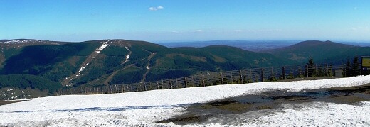 Jarní panoráma z Medvědína - Světlý vrch, Přední Planina se sjezdovkami do Svatého Petra a Hromovkou, Struhadlo a vpravo Přední Žalý a drobný Zadní Žalý.