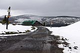 Pohled od chaty Na Pláni ležící poblíž vrcholu Přední Planina na Zadní Planinu a Světlý vrch.