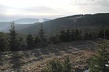 Pohled ze zimní cesty na úbočí Stohu na JZ. Zleva Přední Žalý, Zadní Žalý a Přední planina s Boudou Na pláni.