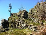 Výstup na vrcholovou skalku Šeřína včetně dochovaného zábradlí jako součásti budování Bucharovy cesty ještě v předminulém století.